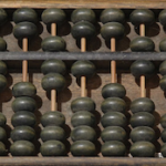 Algorithmus Ein römischer Abakus aus Holz mit grauen Kugeln