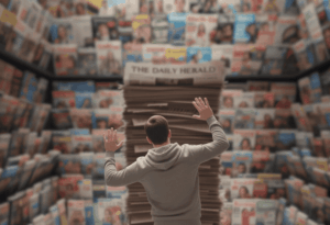 Ein Stapel Zeitungen symbolisiert Nachrichtenvermeidung und Nachrichtenmüdigkeit
